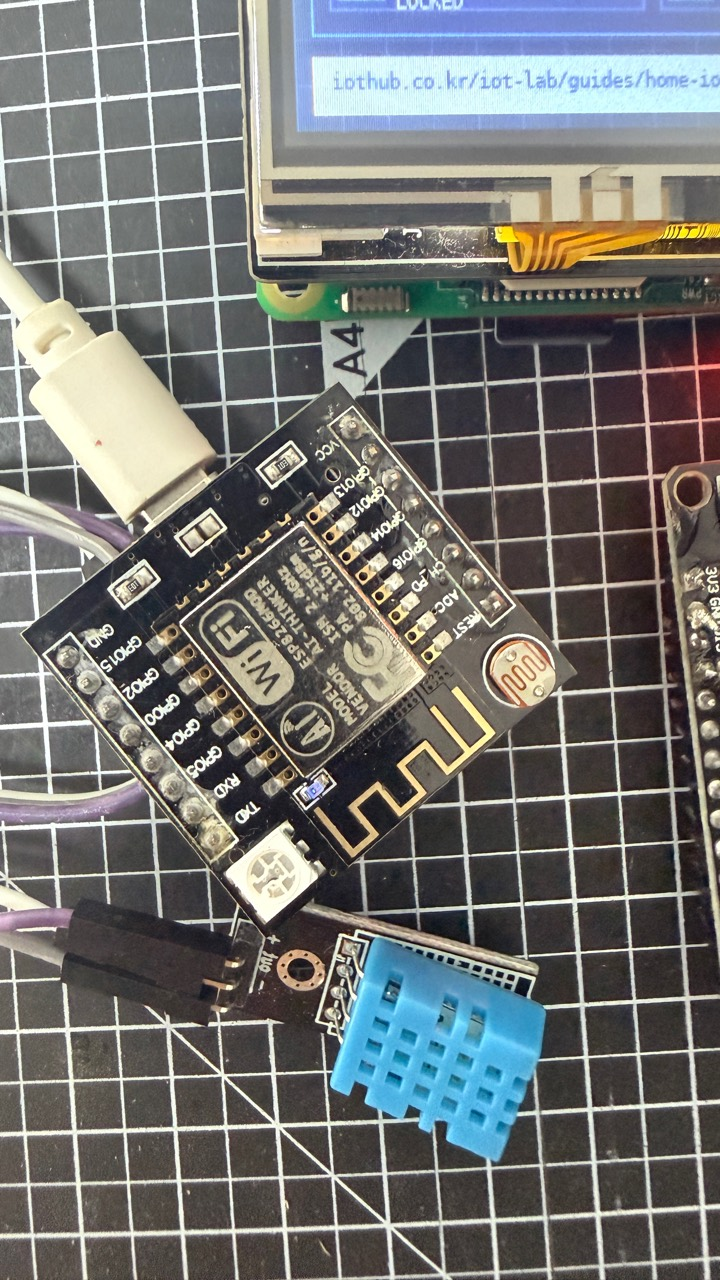 ESP8266 보드와 DHT11 온습도 센서를 연결한 실물 테스트 사진